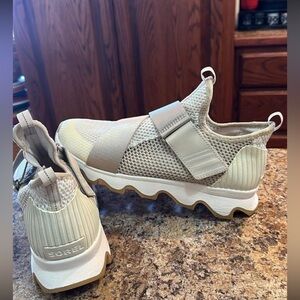 SOREL WOMENS 8.5 SNEAKER